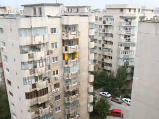 Prețurile locuințelor din principalele orașe din țară s-au redus la jumătate față de 2008