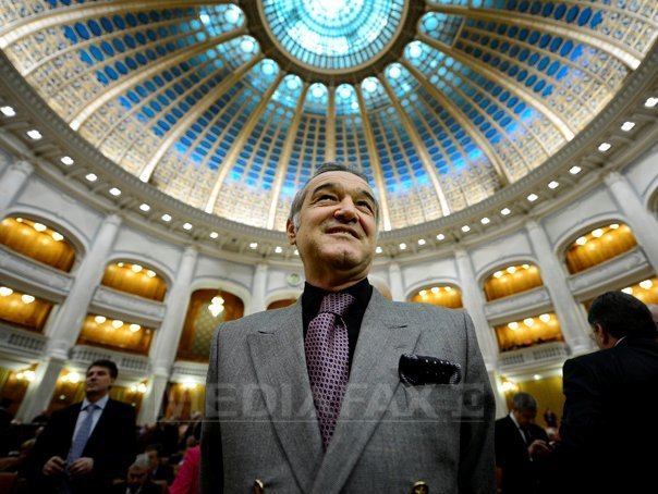Gigi Becali, lângă Mona Pivniceru la Comisiile juridice ale Parlamentului