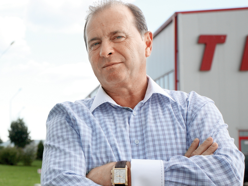 Ioan Popa este proprietarul unuia dintre cei mai mari producători de carne de pui