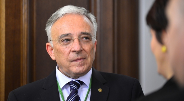 Isărescu se ridică împotriva salariilor de la CSA și CNVM, care sunt mai mari decât la BNR. "Salariile membrilor acestor comisii vor depinde de veniturile din piață"