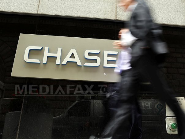 Banca JPMorgan cere angajaților să contribuie la plata unei amenzi de 500 milioane lire