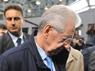 Copleșit de criza politică și economică, premierul Italiei Mario Monti vrea să demisioneze