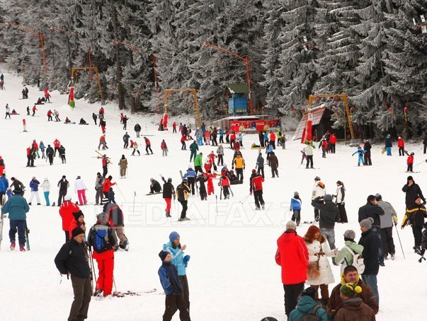 REVELIONUL 2013 în România: Cele mai scumpe oferte de la munte, epuizate. Cât plătesc românii care au ales cazarea în hotelurile de top