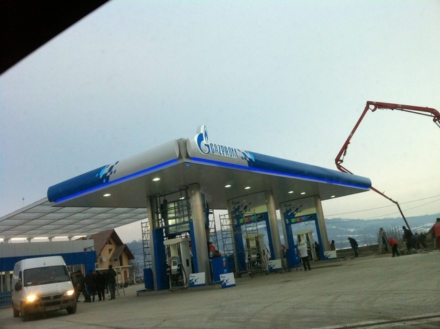 Gazprom a înfipt steagul lângă Sibiu. Cum arată prima benzinarie a gigantului rus în Romania?