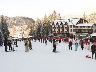 Turiștii care merg la munte în acest weekend pot schia în Poiana Brașov, la Predeal și Azuga