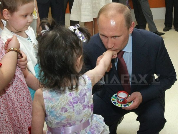 Putin le cere rușilor să facă mai mulți copii, pentru a proteja țara: "Cred că norma ar trebui să devină o familie cu trei copii"