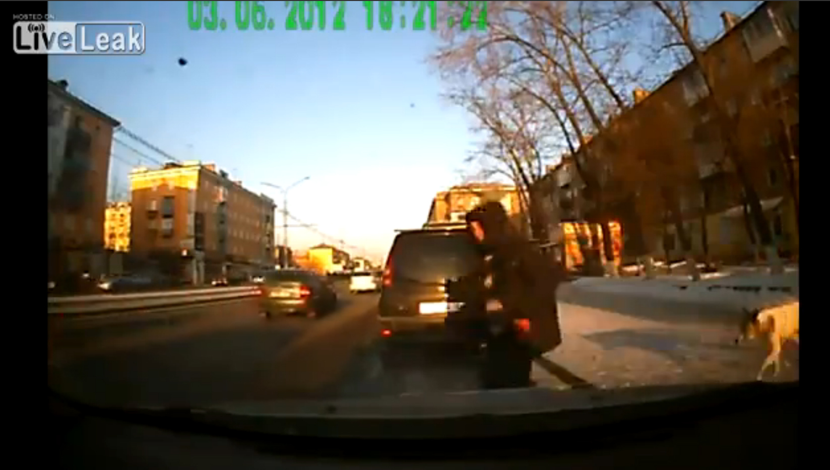 Pietonii care își înscenează accidente rutiere (VIDEO)