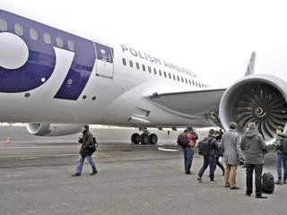 Coloșii aerului din Europa de Est cad unul câte unul: Polonia își va restructura la jumătate operatorul aerian fanion LOT pentru a-l salva