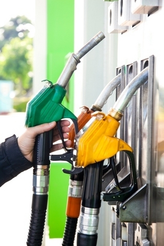 Scumpiri în lanț din prima zi a anului: benzina costă cu 2% mai mult, motorina cu peste 3%, iar energia cu 6%. La rând sunt gazele