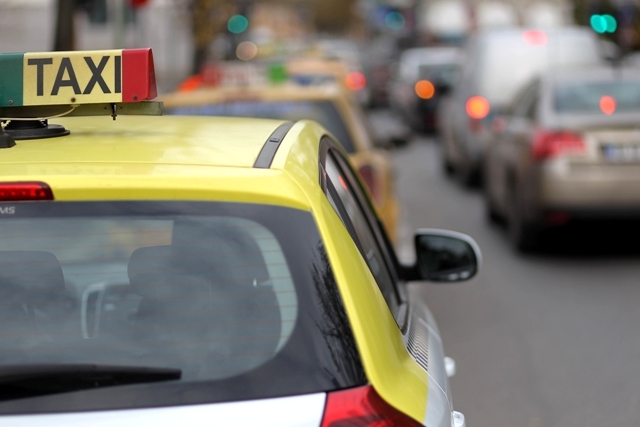 Călătoriile cu taxiul pot fi plătite prin SMS de clienții Orange