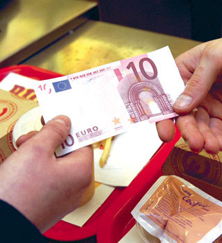 Cât mai costă un credit imobiliar în lei, comparativ cu unul în euro