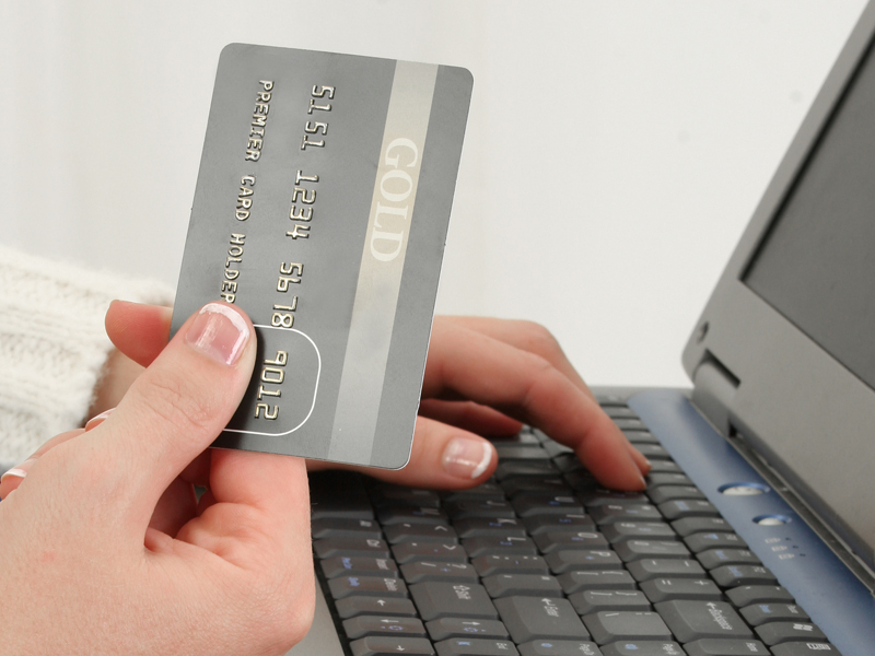 Românii au făcut cumpărături online cu cardul de 220 mil. euro în 2012