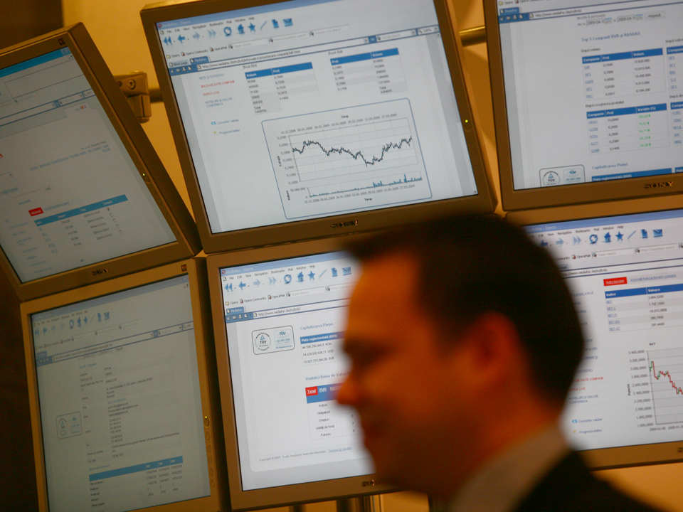 Investitorii așteaptă raportările preliminare ca să decidă dacă vând sau mai cumpără