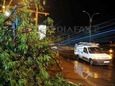 Incidente din cauza vântului: Un copac a căzut peste opt mașini pe Șoseaua Ștefan cel Mare. Trei stâlpi de electricitate au căzut pe o stradă din Sectorul 5