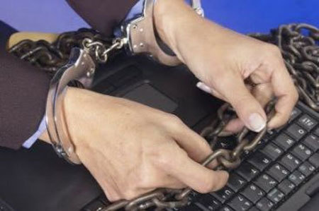Pirateria online: Ce este legal, ce este ilegal pe DC++ sau torente?