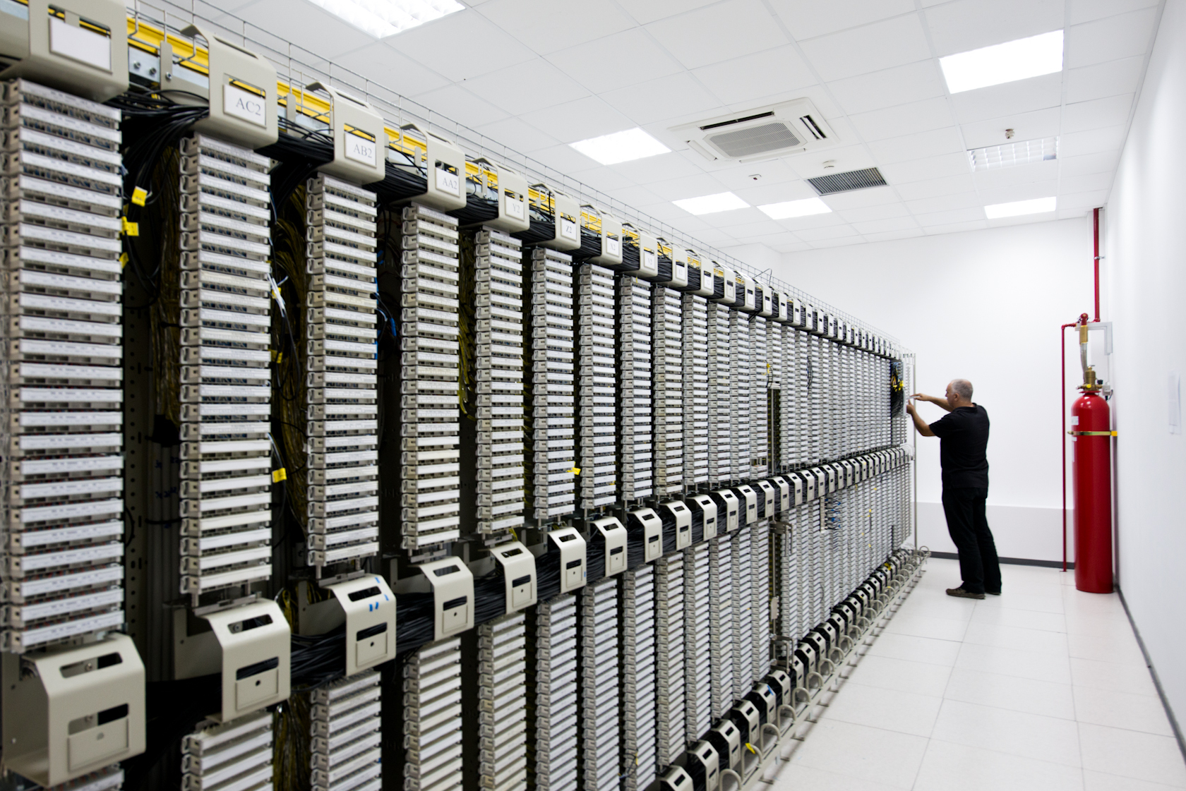 Operatorii rămân cu ochii pe costuri: piața de echipamente telecom stagnează în 2013 în Europa
