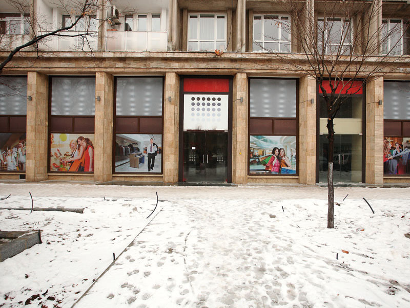 Ce se ascunde în spatele spațiilor comerciale goale dintre piețele Romană și Unirii