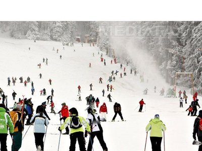 Mii de turiști pe Valea Prahovei în primul weekend din acest an. Printre ei, creștini de rit vechi