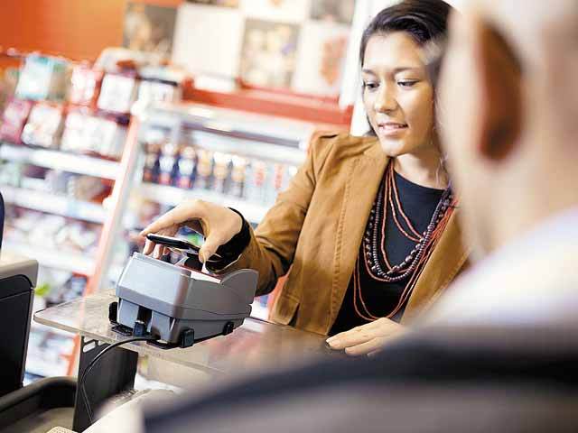 Băncile mari se pregătesc pentru plăți la comercianți cu telefonul mobil