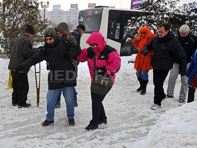 POLEIUL face VICTIME: Peste 70 de persoane cu traumatisme, luxații și entorse după ce au căzut