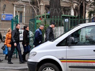 Hunedoara: 13 persoane, ridicate în urma mai multor percheziții privind traficul de droguri de risc