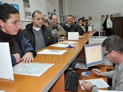 Înghesuială pentru schimbarea permiselor de conducere: Peste 500 de oameni, la coadă la Pitești