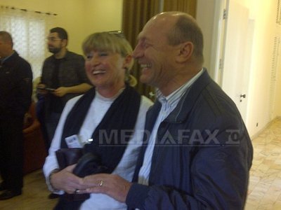 Băsescu a făcut, spre Chile, o escală în Capul Verde, unde s-a întâlnit cu o româncă din Covasna