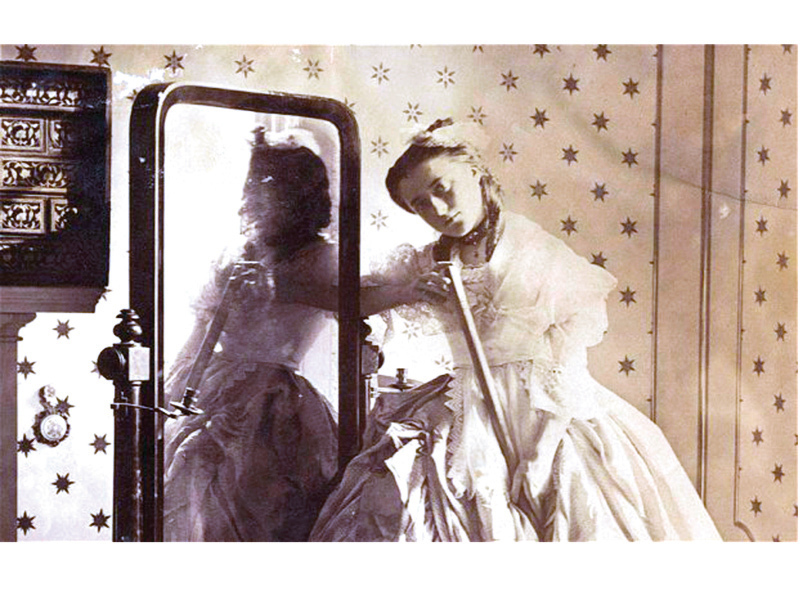 Lady Clementine și aparatul ei de fotografiat