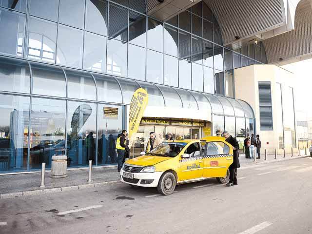 Pasagerii de la Aeroportul Otopeni au acces oficial la taxiuri cu tarif de 1,39 lei/km