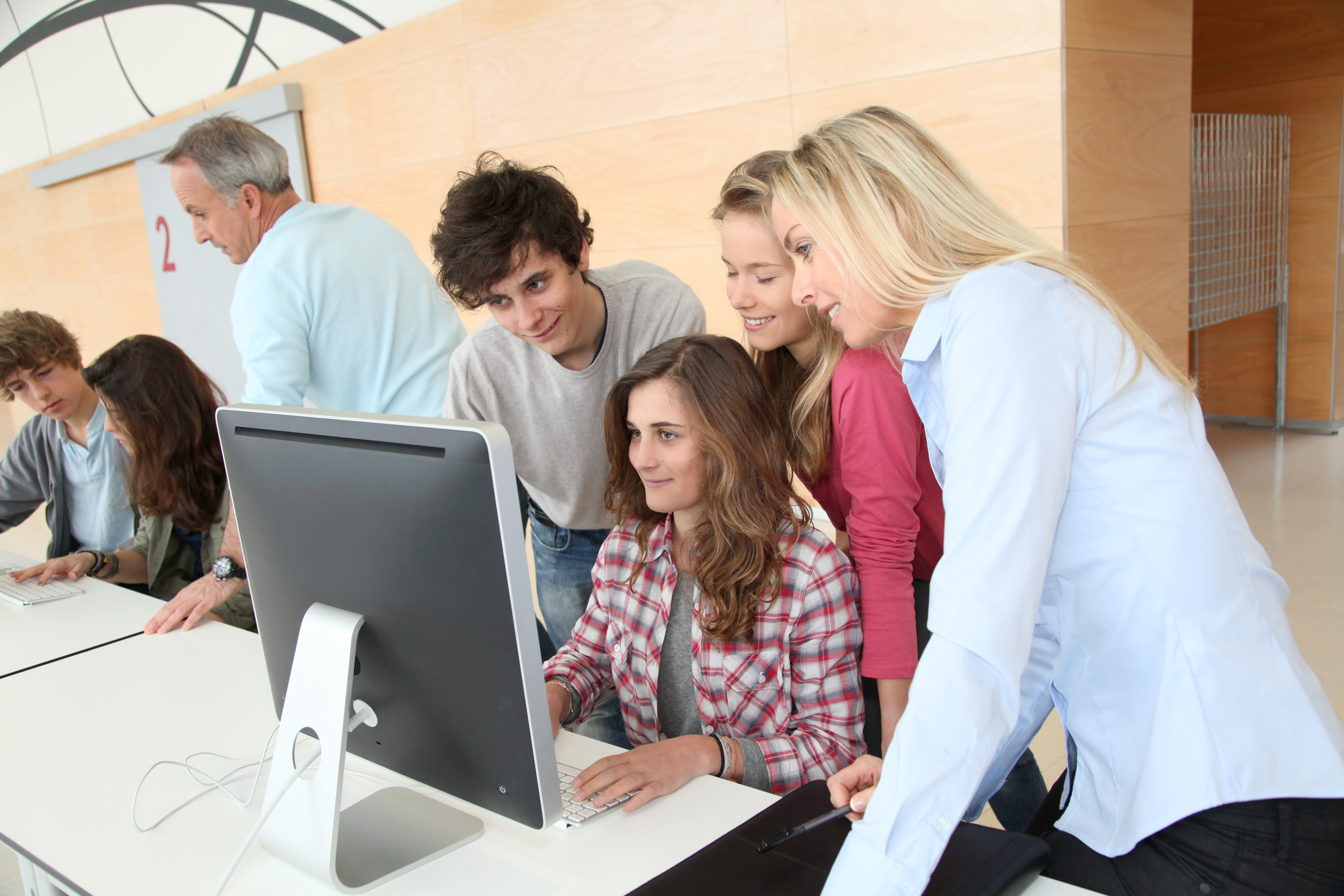 Studenții români visează să lucreze în marketing și relații publice