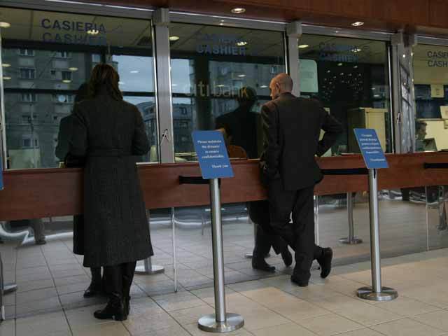De ce mai merg românii la bancă: să plătească facturi sau rate. De credite noi nici nu vor să audă