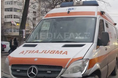 Un elev s-a aruncat de la etajul doi al unui liceu. Adolescentul este în stare gravă