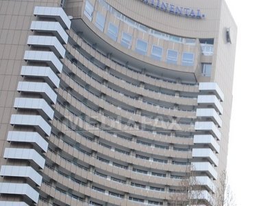 O femeie a căzut de la etajul 17 al Hotelului Intercontinental. Aceasta era căsătorită și se cazase cu o zi înainte de Ziua Îndrăgostiților