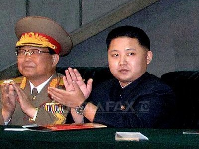 Liderul nord-coreean Kim Jong-un a asistat la manevre de simulare a unui "război real": "Desfătându-se cu spectacolul pozițiilor inamice în flăcări, Kim era mulțumit"