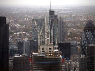 Locuințele din cele mai scumpe zece cartiere din Londra valorează mai mult ca toată piața din Scoția