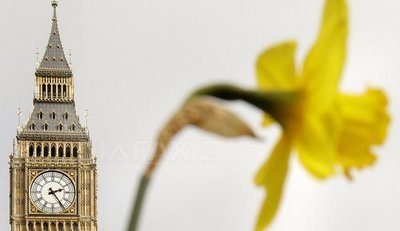 STUDIU: Salariul minim din Marea Britanie ar putea atrage un număr mare de imigranți români și bulgari
