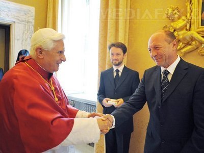 Băsescu s-a întâlnit cu Papa Benedict la Vatican. Șeful statului și Papa au făcut schimb de cadouri