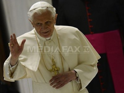 Papa Benedict al XVI-lea, în Piața Sfântul Petru pentru ultima sa audiență. Papa evocă "apele agitate" din perioada Pontificatului său