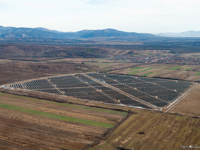 O investiție de 100 de milioane de euro într-un parc fotovoltaic, aproape de finalizare în Arad