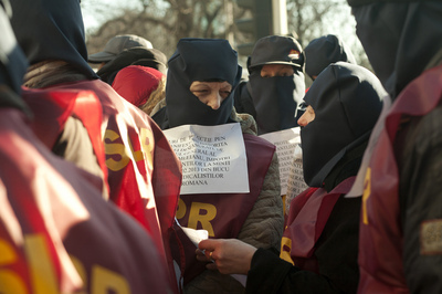 Protest la Poșta Română: Aproximativ 50 de sindicaliști strigă "Demisia", purtând cagule și măști craniu