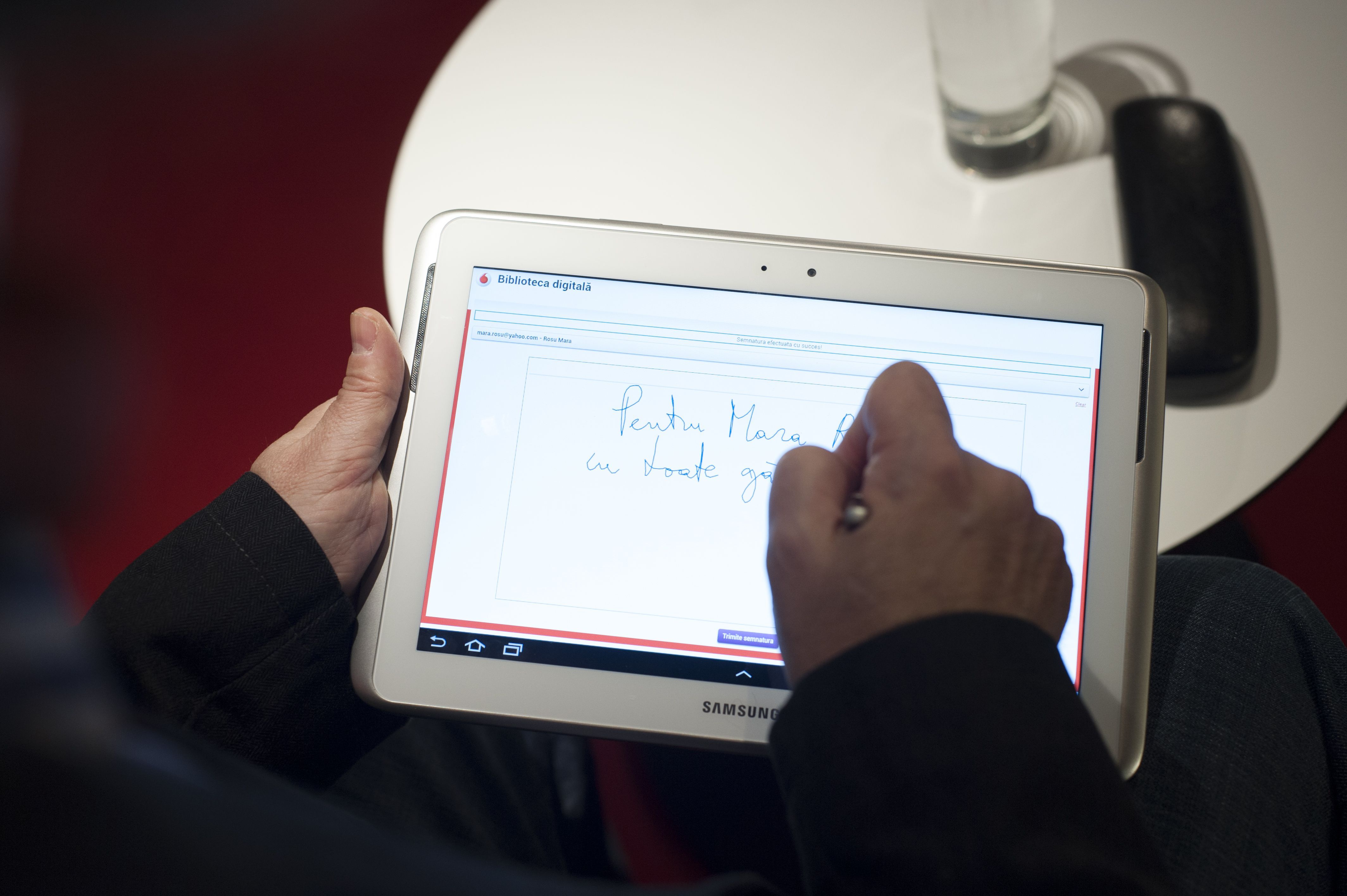 Vodafone România a relansat Biblioteca Digitală, cu peste cinci sute de cărți
