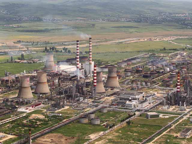 Rafinăria Lukoil, amendată după ce Garda de Mediu a constatat încălcări privind calitatea aerului