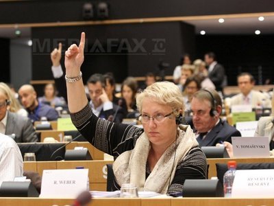 Weber: Dacă restricțiile pe piața muncii pentru români continuă din 2014, e obligatorie procedura de infringement