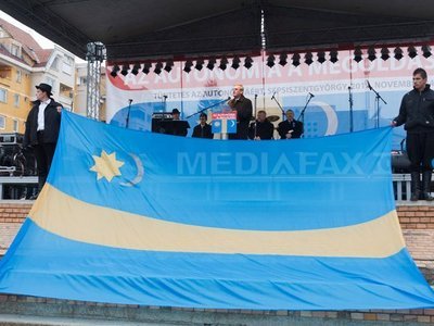 Steagul secuiesc a fost arborat pe Parlamentul Ungariei. Vicepremierul maghiar: Folosirea simbolurilor etnice constituie un drept fundamental