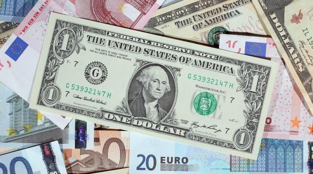 Criza din Cipru devalorizeaza euro; investitorii și-au indreptat atenția spre dolarul american