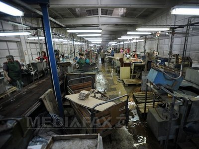 VITROMETAN, locul unde 2 ani s-a lucrat la candelabrele din Casa Poporului. De la moda peștelui din sticlă colorată așezat pe mileul de pe televizor la planul pentru supraviețuire - GALERIE FOTO