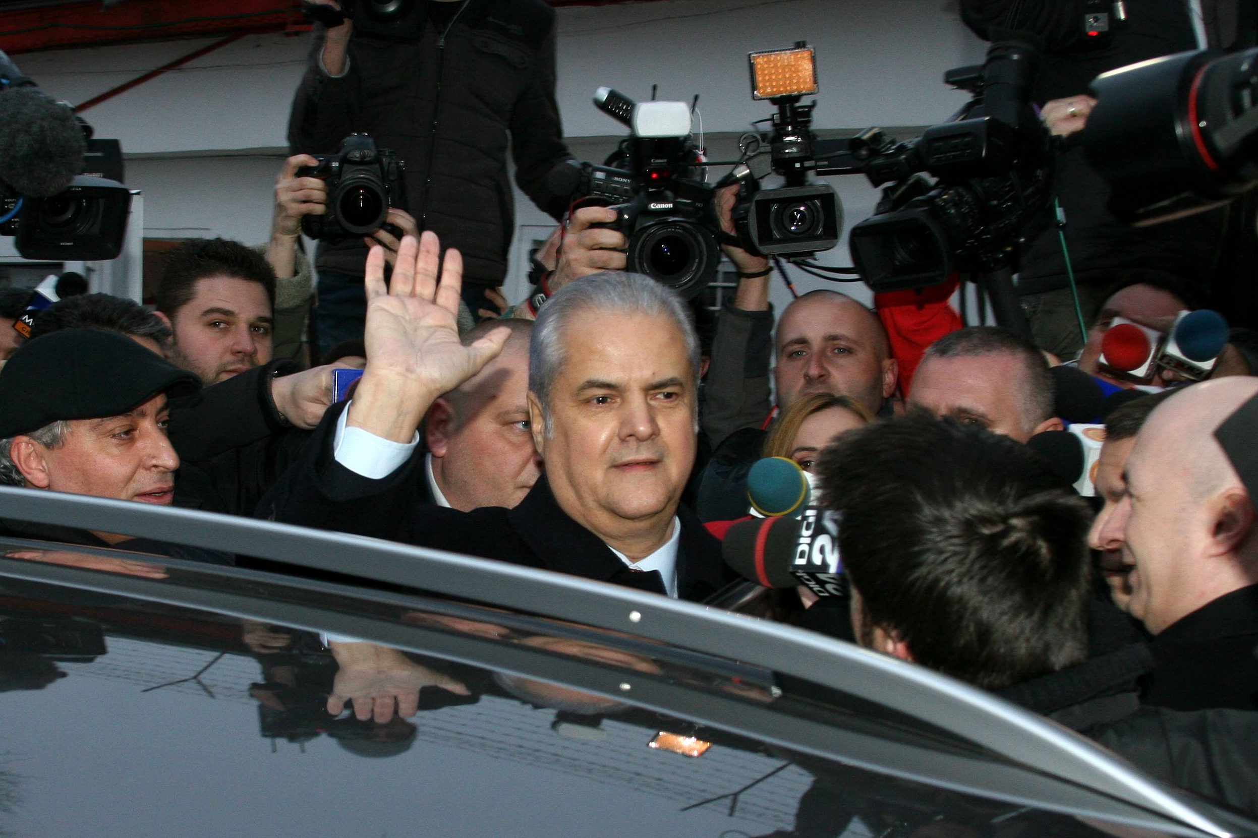 ADRIAN NĂSTASE A FOST ELIBERAT: "Toate bune, vorbim peste câteva zile". PRIMELE IMAGINI cu fostul premier în libertate