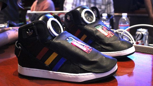 După ochelari, Google face și pantofi vorbitori