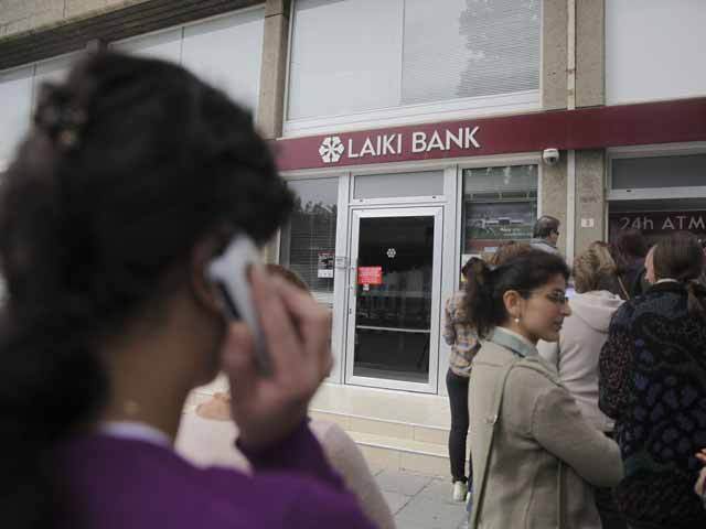 BCE este dispusă să lase băncile cipriote să se prăbușească dacă Ciprul nu acceptă cerințele UE și FMI. Oficialii europeni vorbesc deschis de ieșirea țării din zona euro