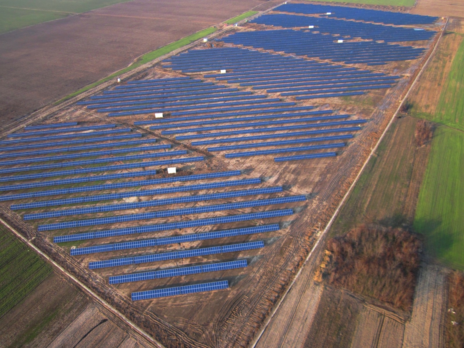 Solare cât vezi cu ochii: Egnatia România a împânzit trei localități cu 40.000 de panouri fotovoltaice. Galerie Foto